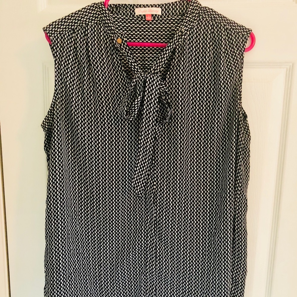 Black and white bow business top